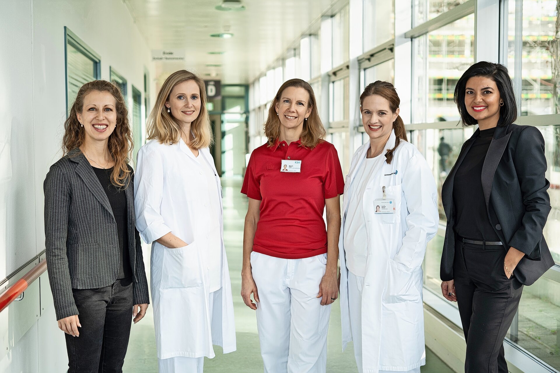 Die KEEA-Leitung (v.l.): Dr. med. Patricia Paniz (Psychiatrie), Dr. med. Annic Baumgartner (Endokrinologie/Ernährungsmedizin), Manuela Deiss (Ernährungsberatung), Dr. med. Gabriela Werder (Adipositas-Chirurgie) und Shima Wyss (Leiterin Beratung und Therapie Innere Medizin).