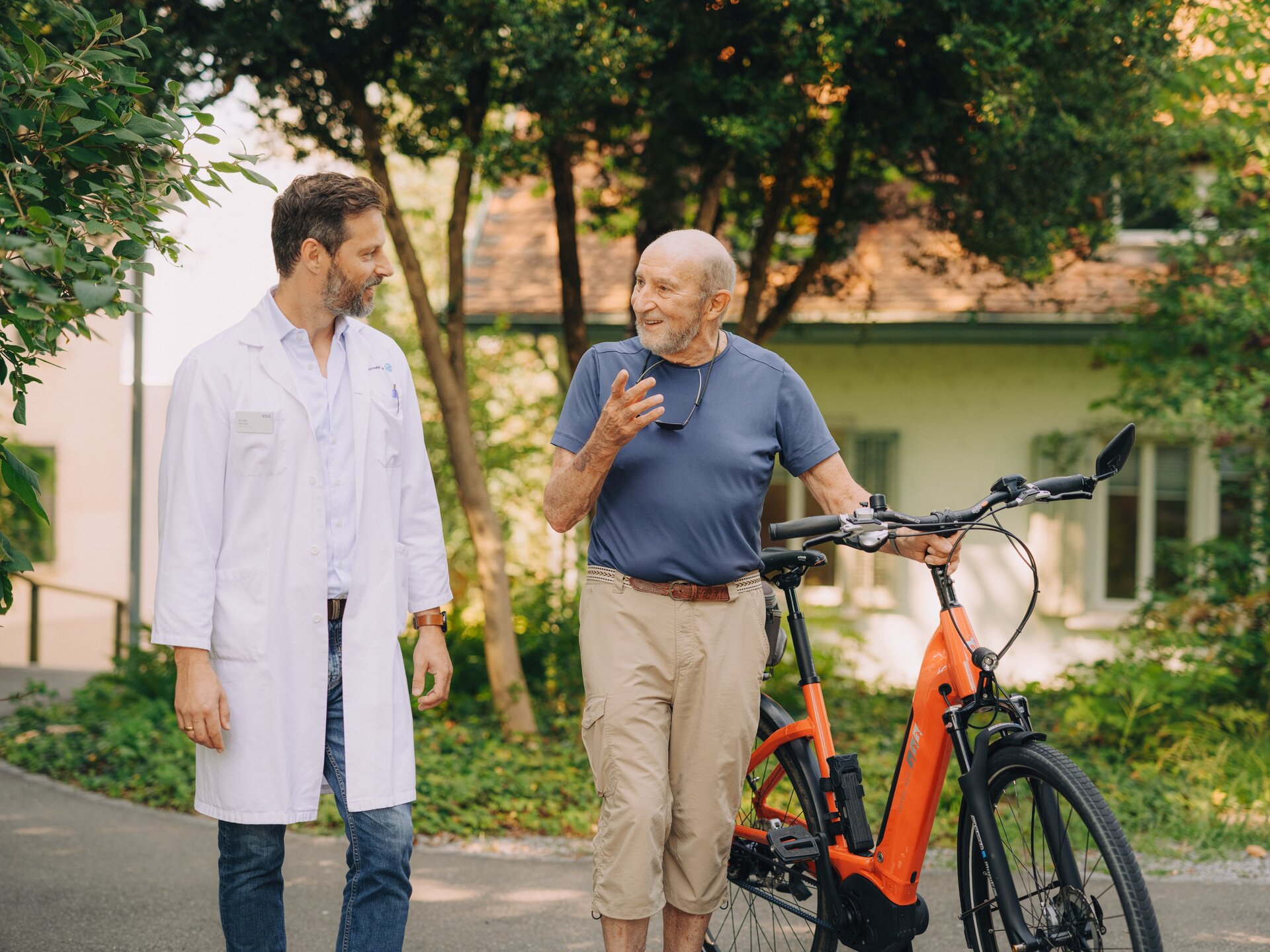 Zurück auf dem E-Bike: Robert M. im Gespräch mit Dr. med. Felix Toft über den erfolgreichen Verlauf seiner Schulterprothesen-Operation.