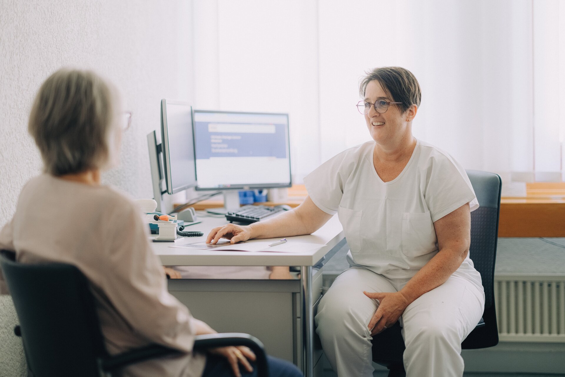 Monika Widmer berät eine Patientin während der Pflegesprechstunde zur Strahlentherapie.