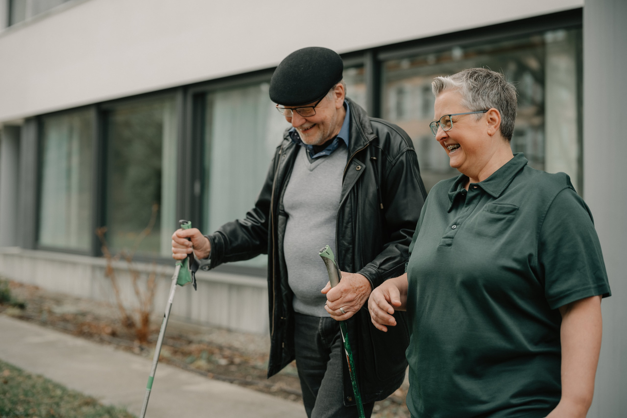 Patient Jörg S. spazierend im Gespräch mit Logopädin Michaela Zellweger