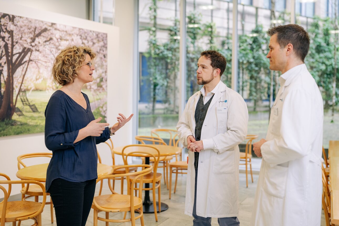 Patientin nach Operation Trigeminusneuralogie im Gespräch mit Prof. Schubert und Dr. Musahl