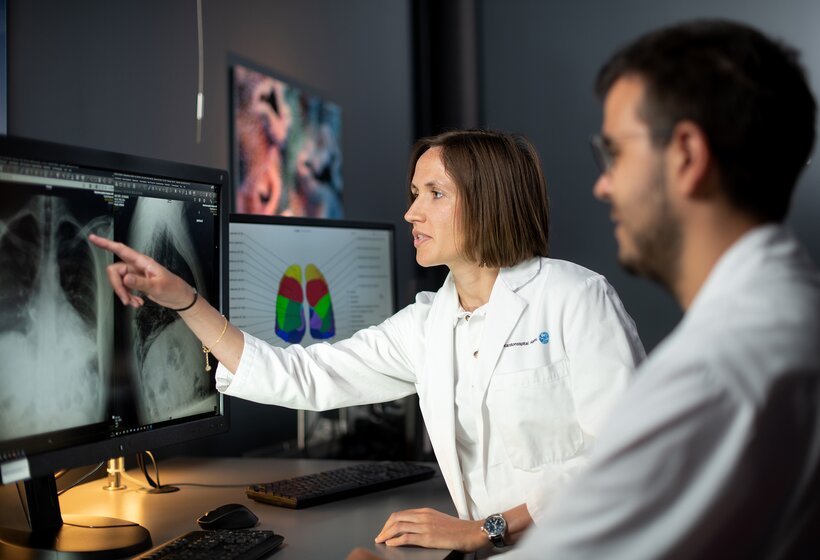 Bild: Ärzte bei der Analyse einer Röntgenaufnahme